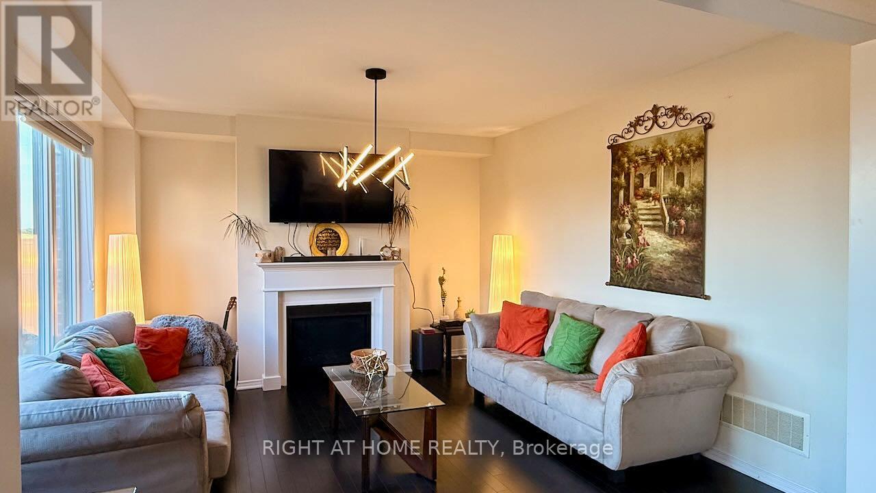 52 Royal Coachman Way, Hamilton, Ontario  L8J 0M2 - Photo 11 - X12412103