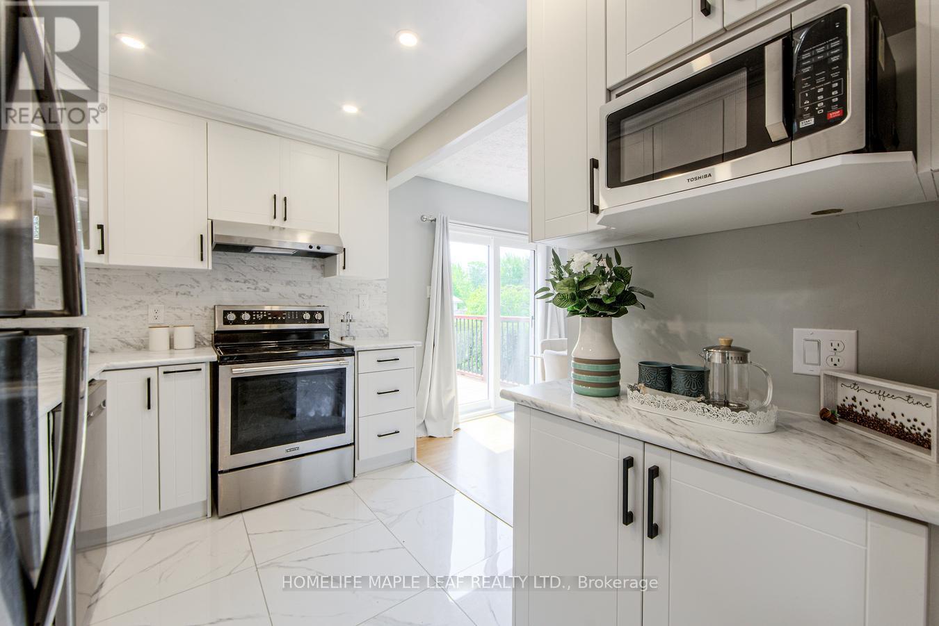 689 Macyoung Drive W, Kincardine, Ontario  N2Z 1T1 - Photo 18 - X12412115