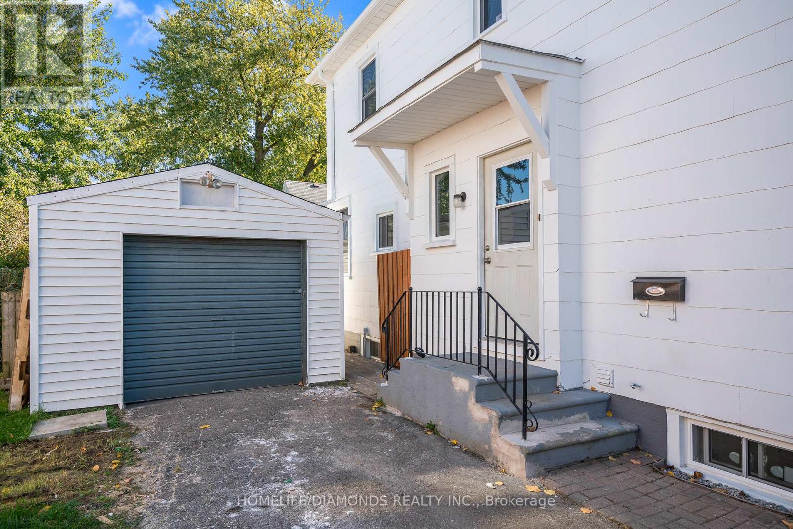 5782 Byng Avenue, Niagara Falls, Ontario  L2G 5E2 - Photo 4 - X12412149
