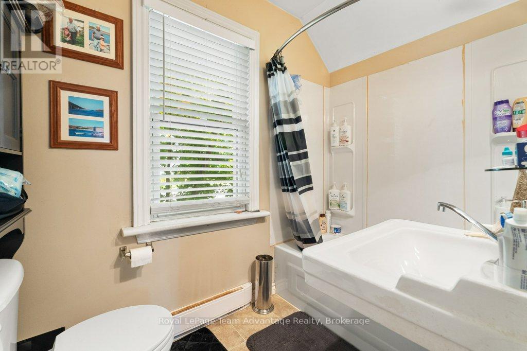 32 Waubeek Street, Parry Sound, Ontario  P2A 1C2 - Photo 34 - X12412443