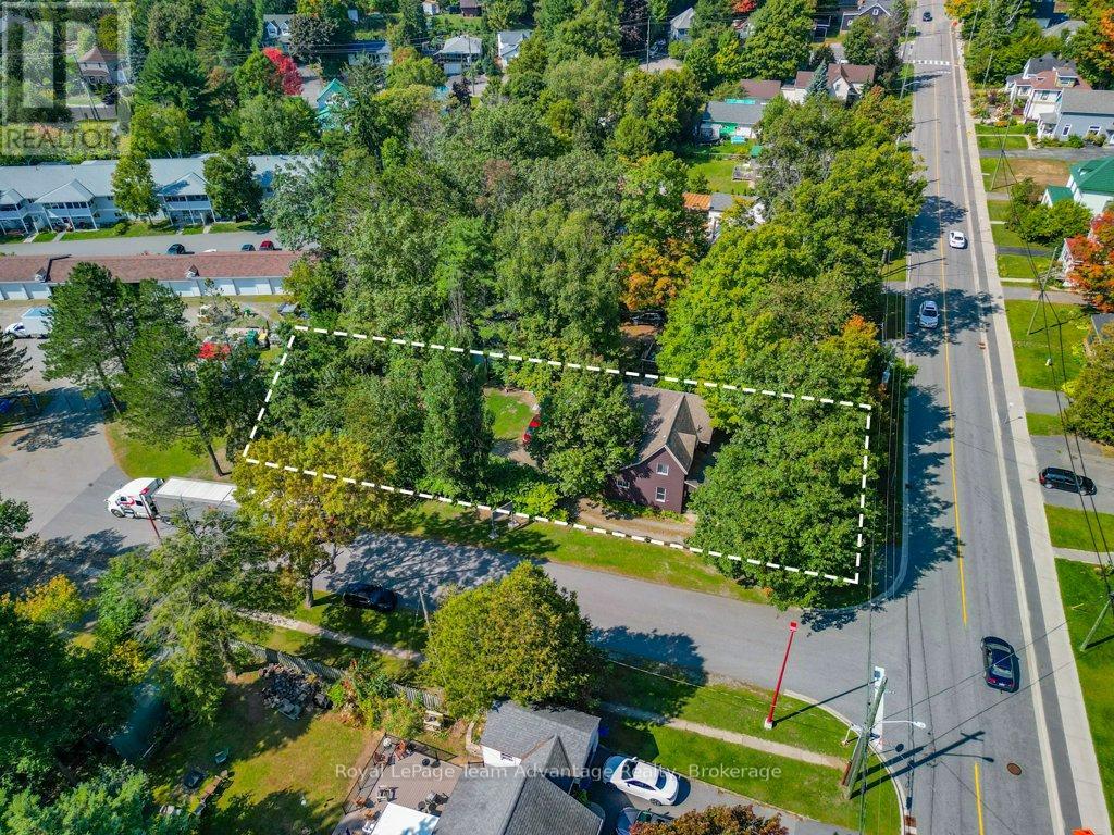 32 Waubeek Street, Parry Sound, Ontario  P2A 1C2 - Photo 4 - X12412443