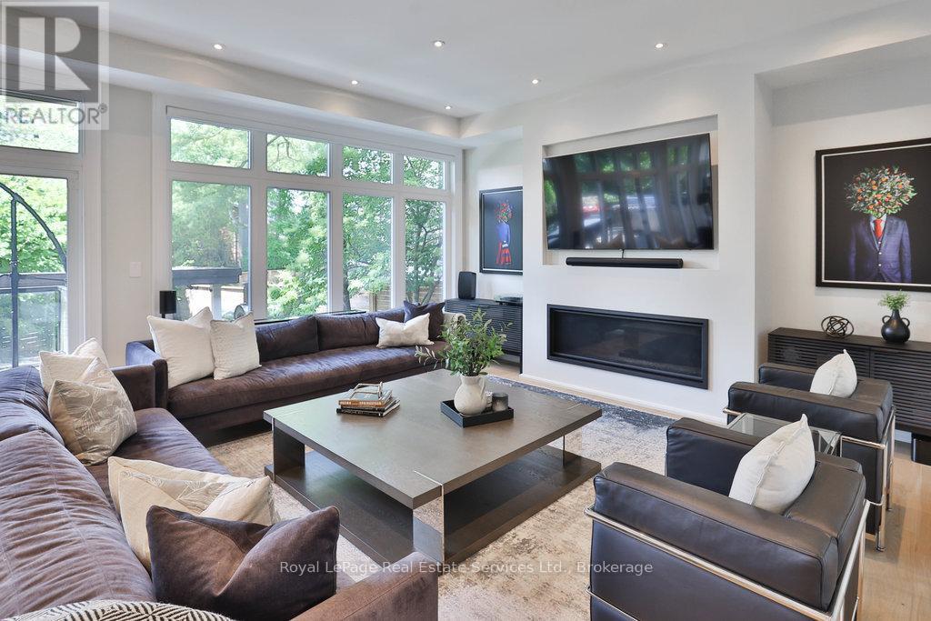 182 Charnwood Drive, Oakville, Ontario  L6J 5H1 - Photo 11 - W12412454