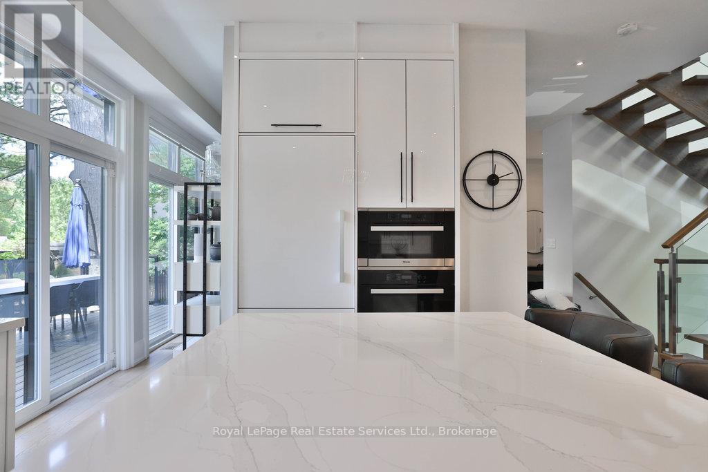 182 Charnwood Drive, Oakville, Ontario  L6J 5H1 - Photo 17 - W12412454