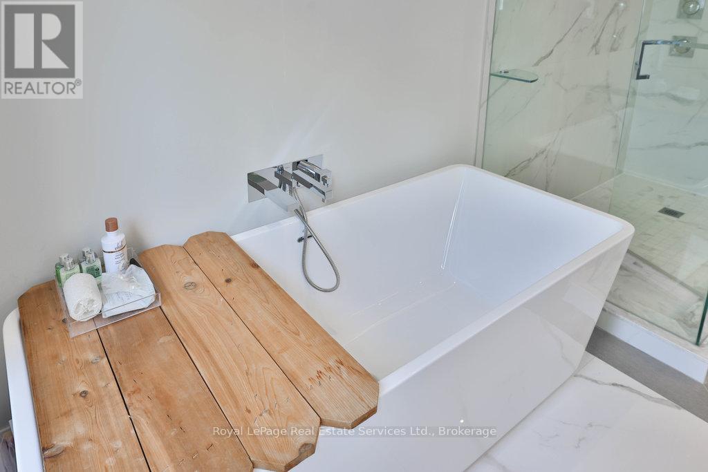 182 Charnwood Drive, Oakville, Ontario  L6J 5H1 - Photo 25 - W12412454