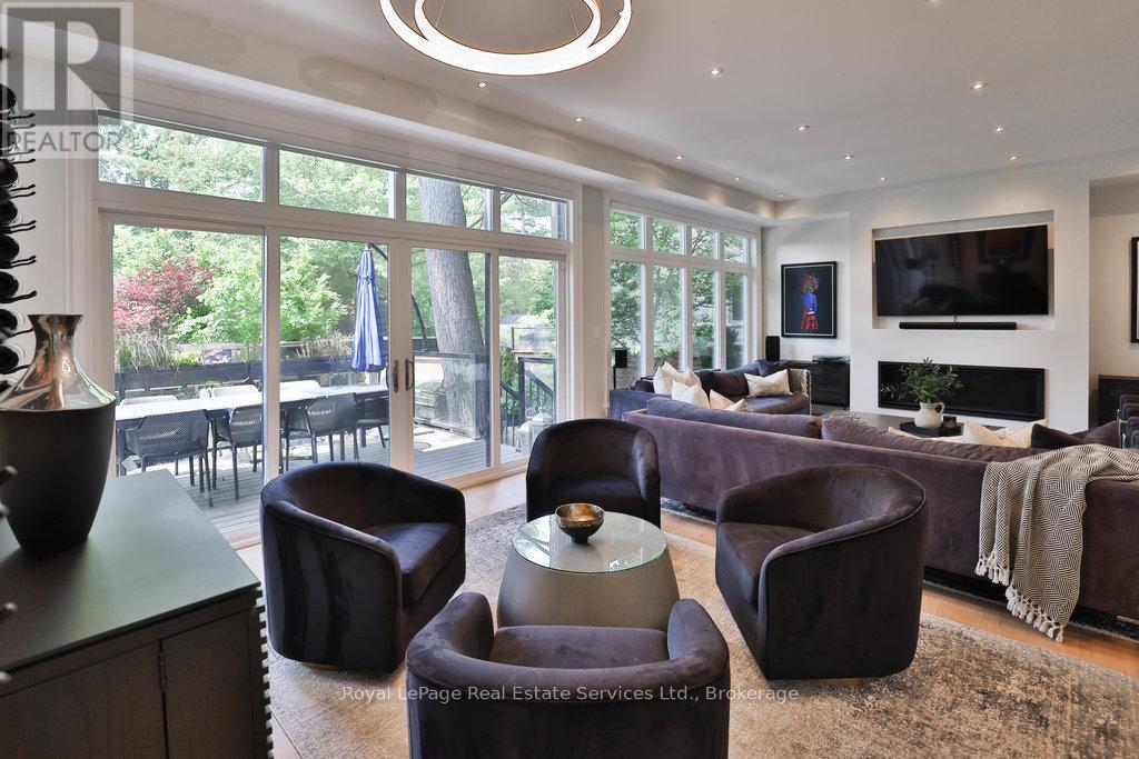 182 Charnwood Drive, Oakville, Ontario  L6J 5H1 - Photo 9 - W12412454