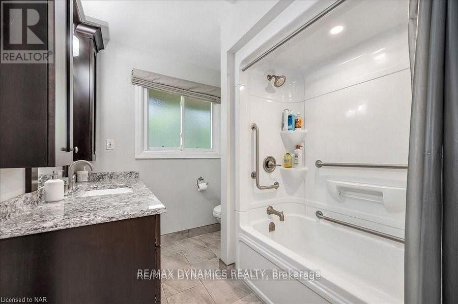 15842 Niagara River Parkway E, Niagara-On-The-Lake, Ontario  L0S 1J0 - Photo 21 - X12412389