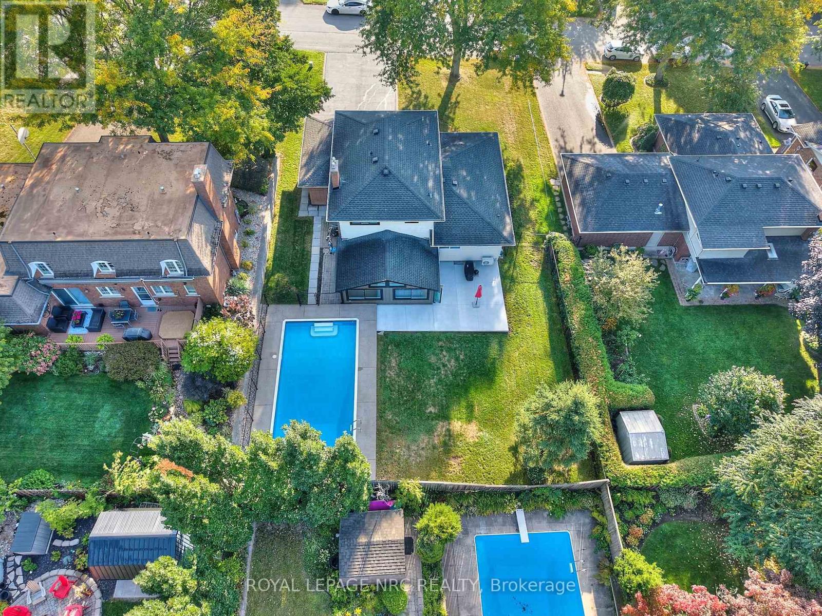 10 Willowdale Court, Pelham, Ontario  L0S 1E2 - Photo 2 - X12412429