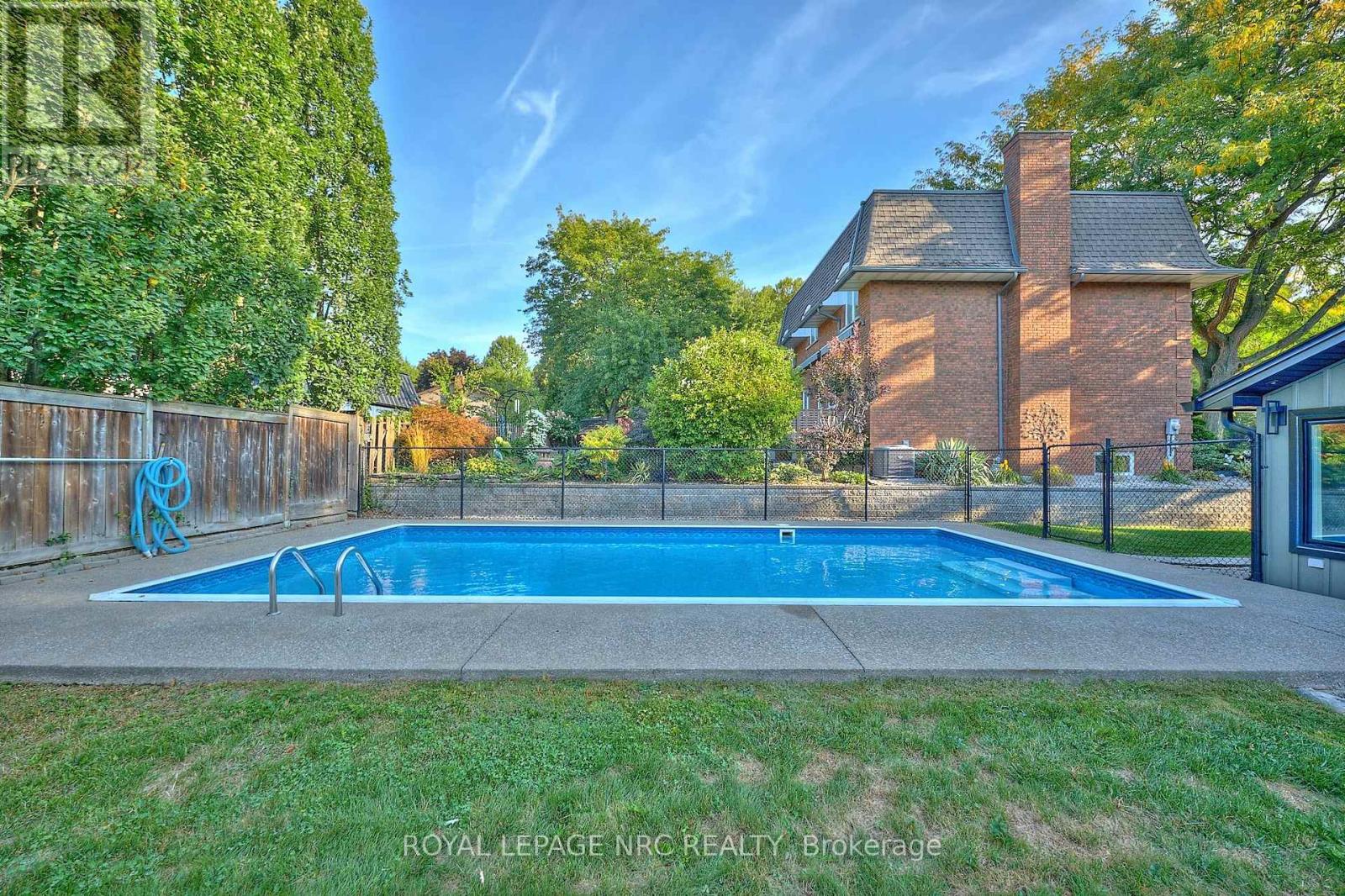 10 Willowdale Court, Pelham, Ontario  L0S 1E2 - Photo 6 - X12412429