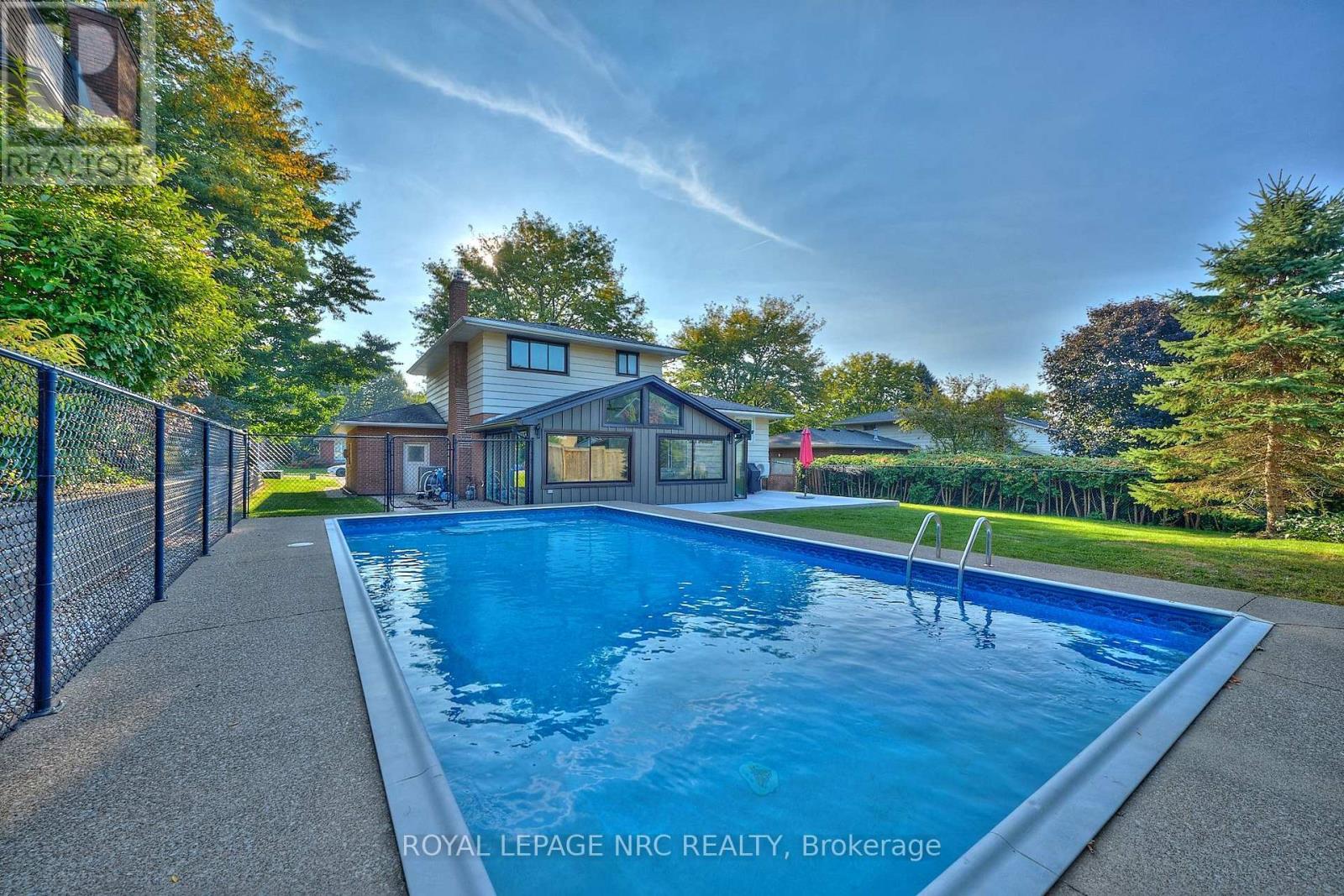 10 Willowdale Court, Pelham, Ontario  L0S 1E2 - Photo 9 - X12412429