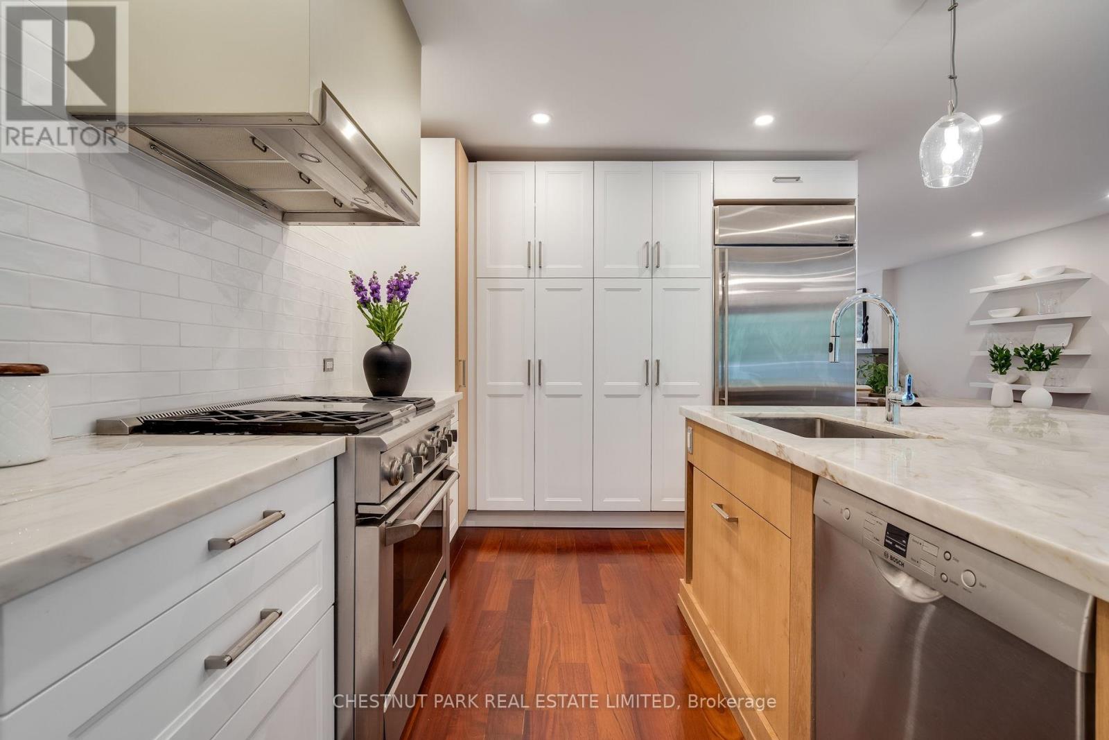 16 Inglewood Drive, Toronto, Ontario  M4T 1G8 - Photo 11 - C12412223