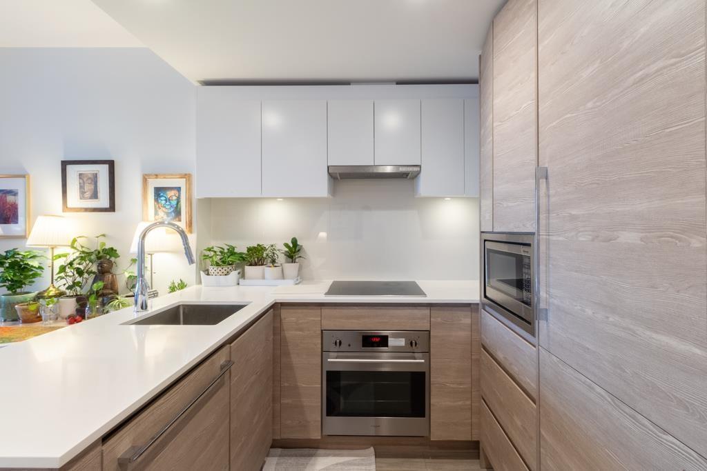 405 13655 FRASER HIGHWAY, Surrey, British Columbia