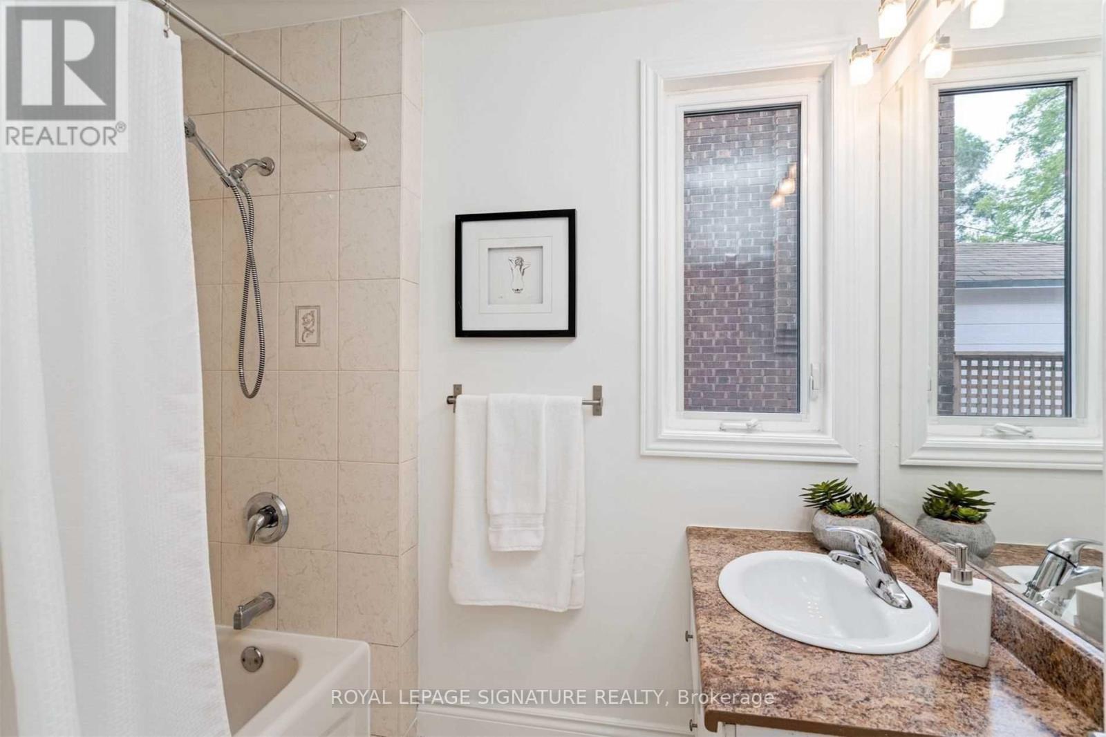 Main - 349 Woodbine Avenue, Toronto, Ontario  M4L 3P5 - Photo 12 - E12412191