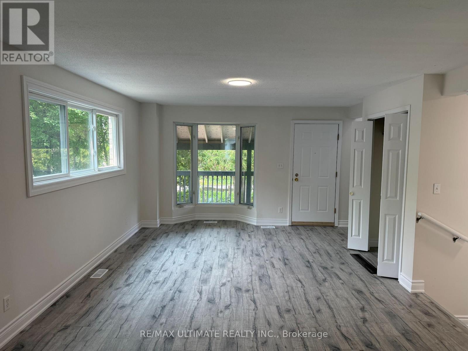Side Unit B - 50 Pinery Lane, Georgina, Ontario  L0E 1L0 - Photo 5 - N12412172
