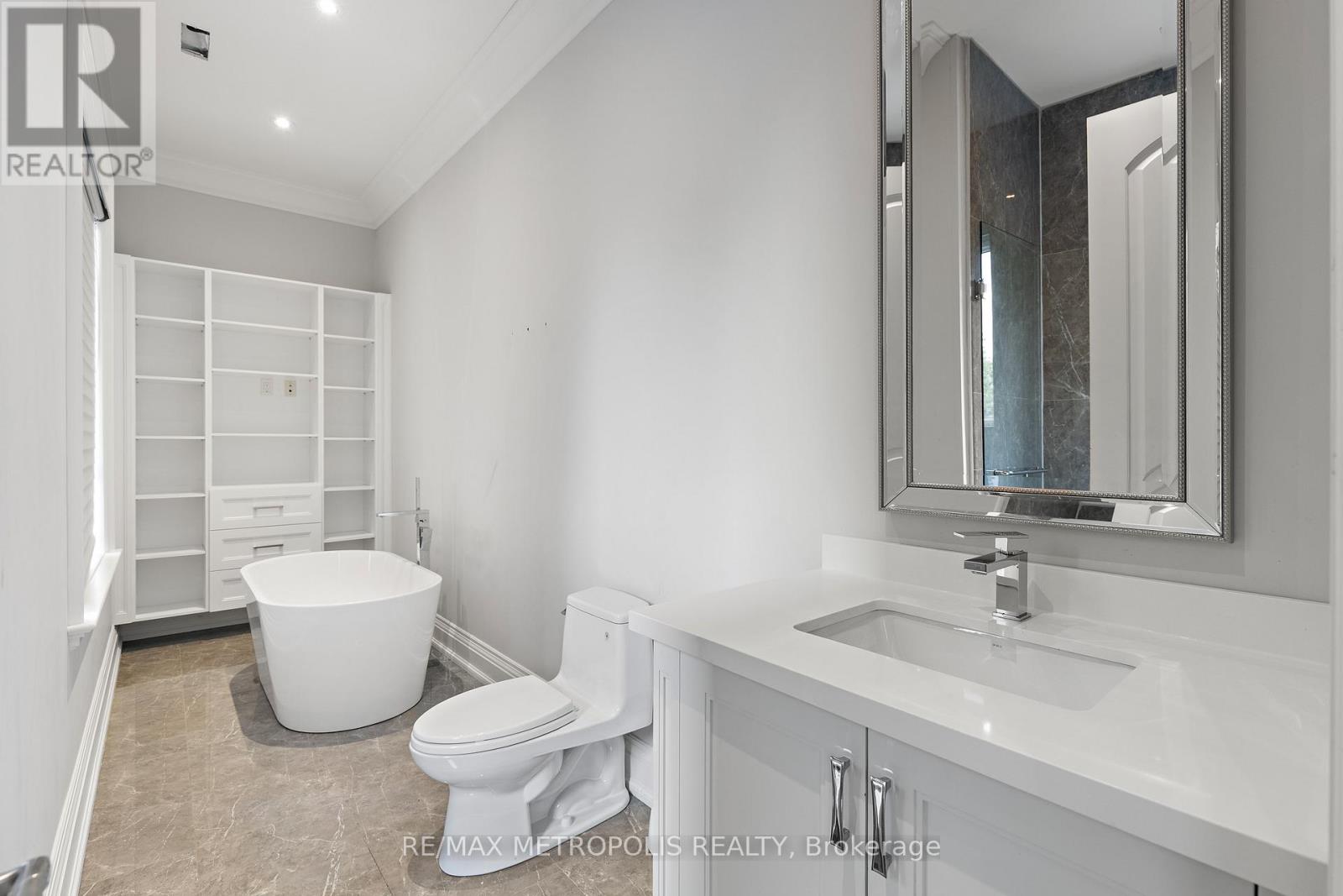 2 Poplar Drive, Richmond Hill, Ontario  L4E 2W5 - Photo 32 - N12412196