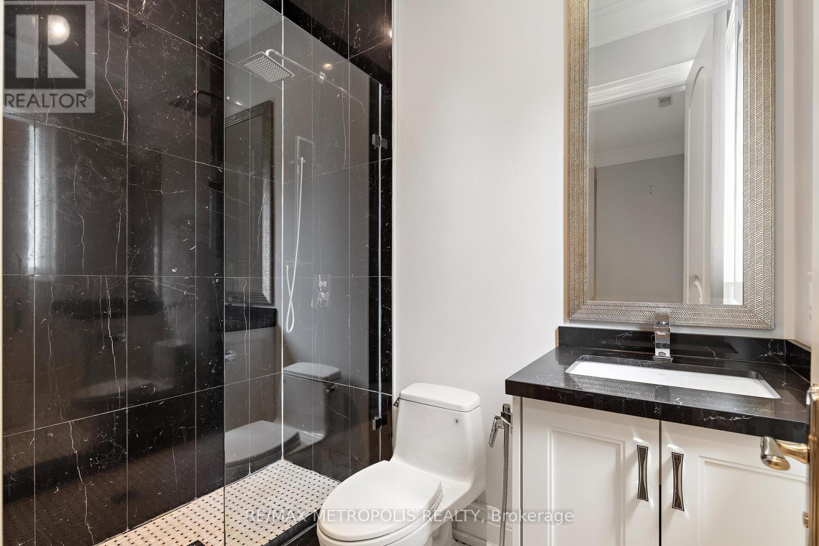 2 Poplar Drive, Richmond Hill, Ontario  L4E 2W5 - Photo 34 - N12412196