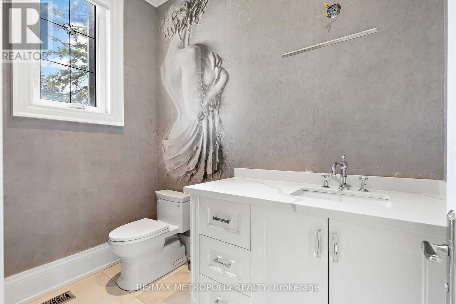 2 Poplar Drive, Richmond Hill, Ontario  L4E 2W5 - Photo 7 - N12412196
