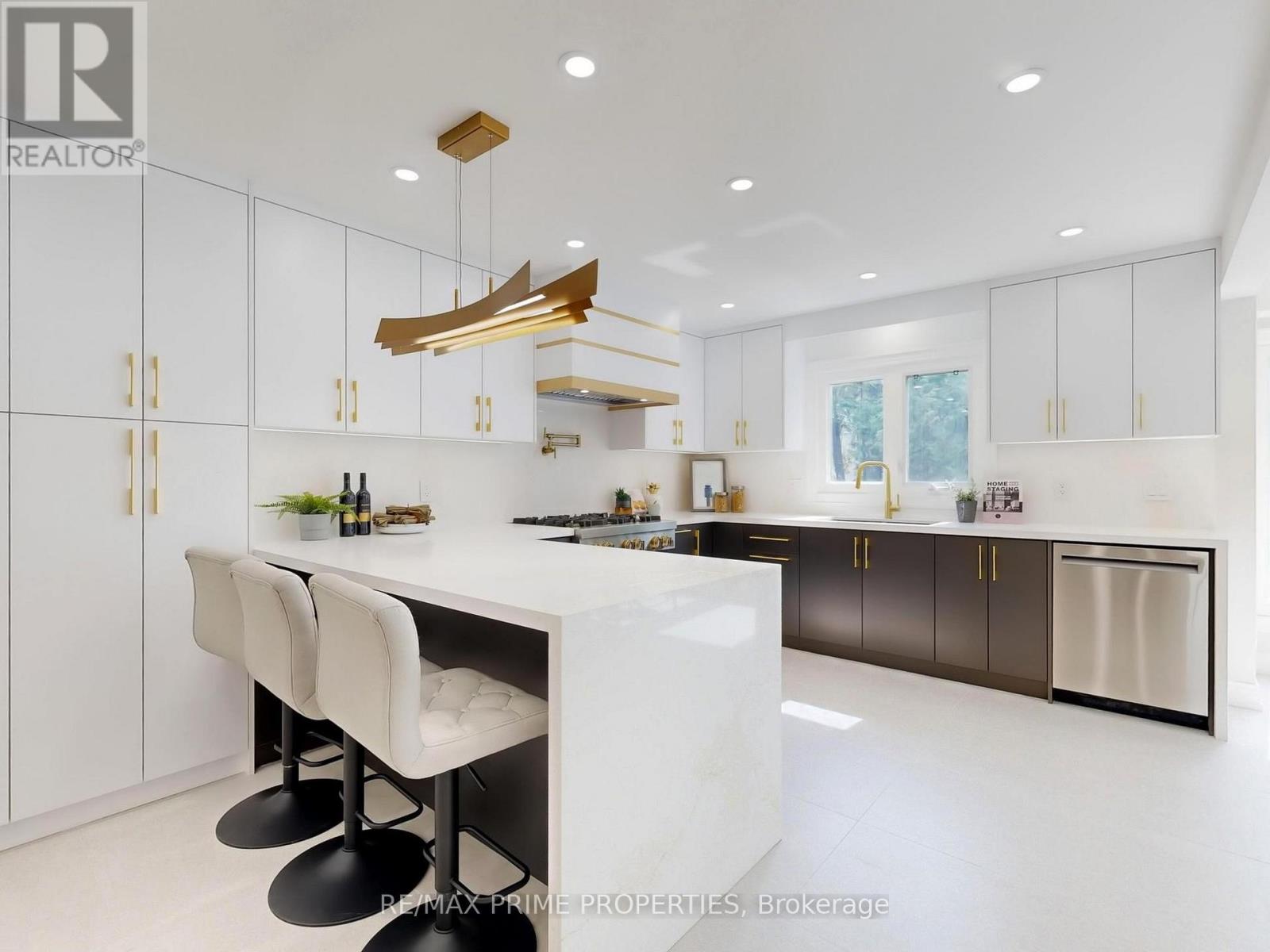 137 Old Surrey Lane, Richmond Hill (South Richvale), Ontario  L4C 6R9 - Photo 9 - N12412201