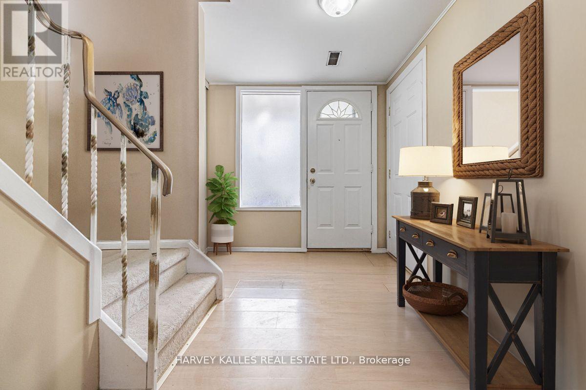 82 Poplar Crescent, Aurora, Ontario  L4G 3L3 - Photo 4 - N12412221