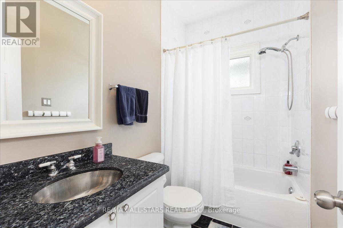 98 Bayview Avenue, Georgina, Ontario  L4P 2S9 - Photo 19 - N12412302
