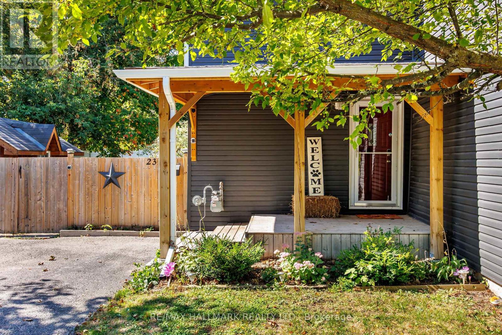 23 Douglas Street, Orillia, Ontario  L3V 5Y3 - Photo 2 - S12412277