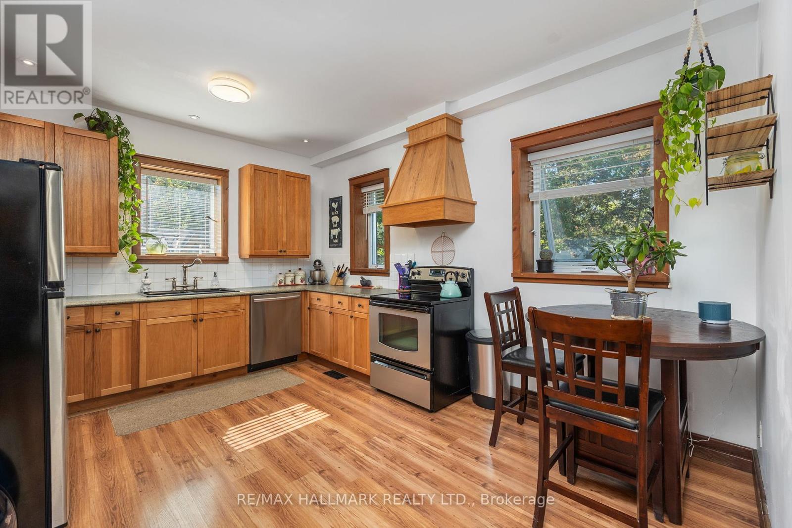 23 Douglas Street, Orillia, Ontario  L3V 5Y3 - Photo 4 - S12412277