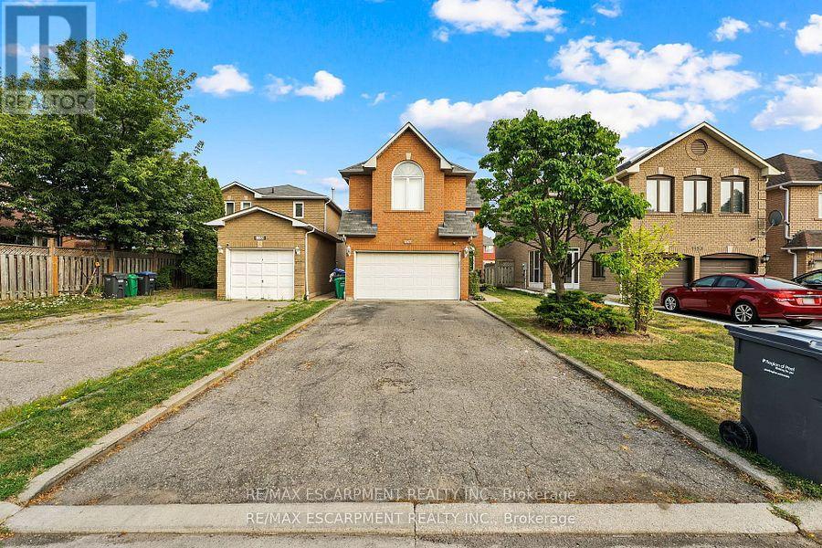 1157 Charminster Crescent, Mississauga, Ontario  L5V 1P9 - Photo 2 - W12412174