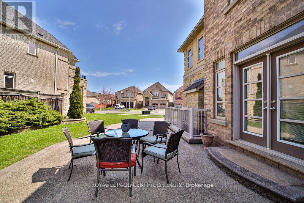 1335 Arrowhead Road, Oakville, Ontario  L6H 0B2 - Photo 47 - W12412257