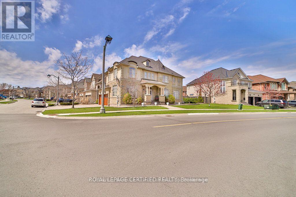 1335 Arrowhead Road, Oakville, Ontario  L6H 0B2 - Photo 8 - W12412257