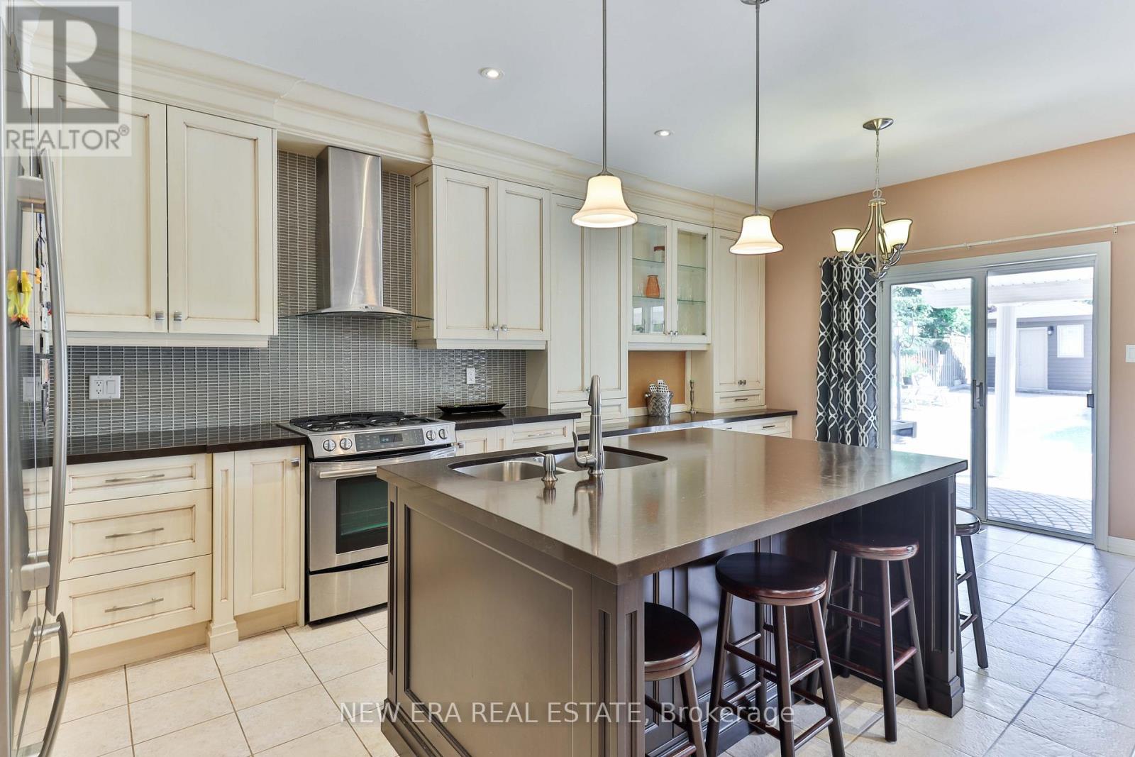 693 Gypsy Fly Crescent, Mississauga, Ontario  L5W 1H5 - Photo 12 - W12412332