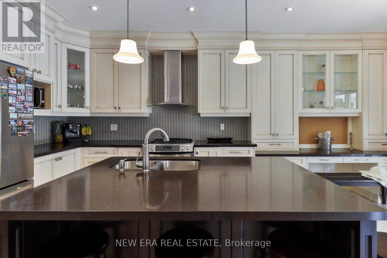 693 Gypsy Fly Crescent, Mississauga, Ontario  L5W 1H5 - Photo 13 - W12412332