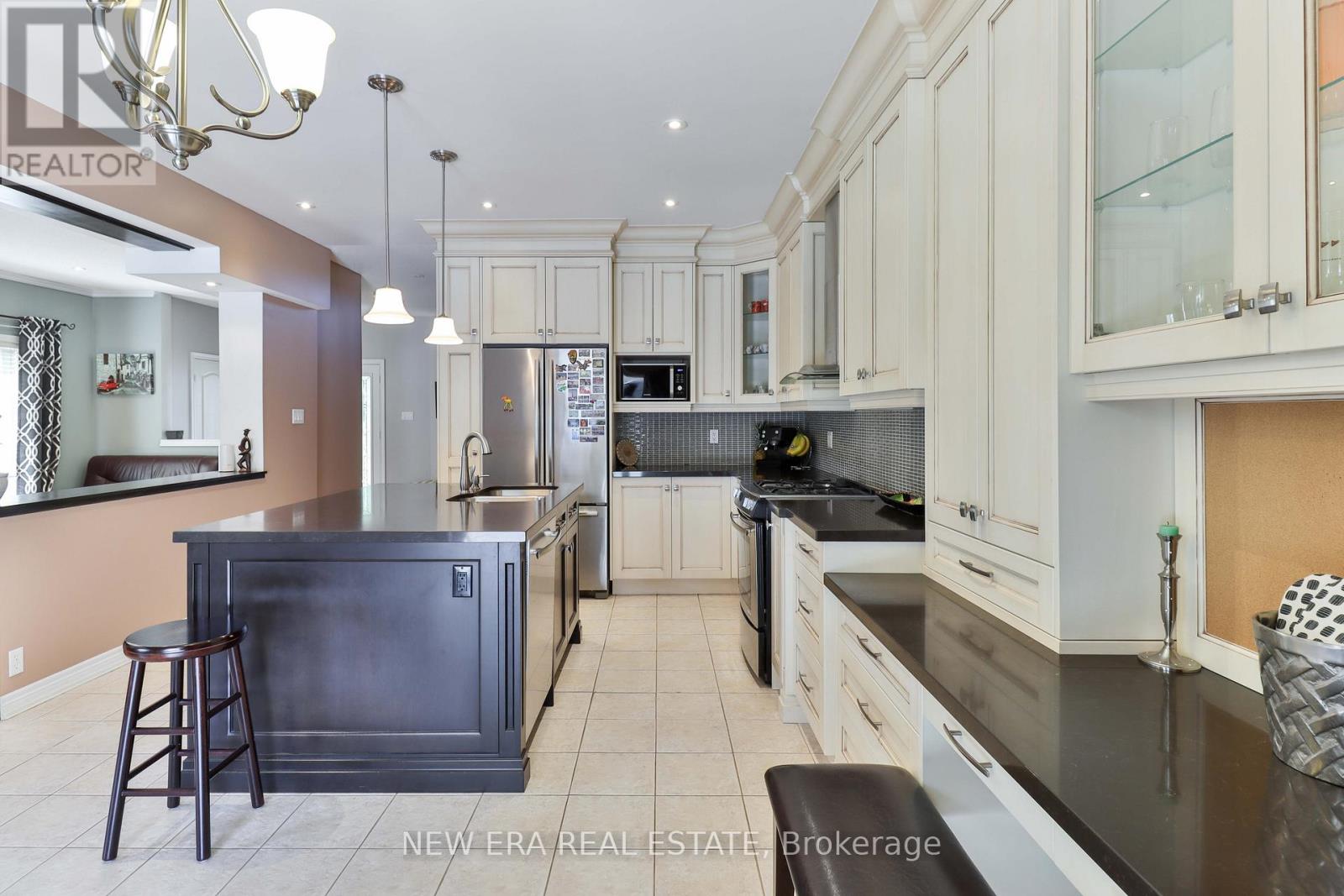 693 Gypsy Fly Crescent, Mississauga, Ontario  L5W 1H5 - Photo 14 - W12412332
