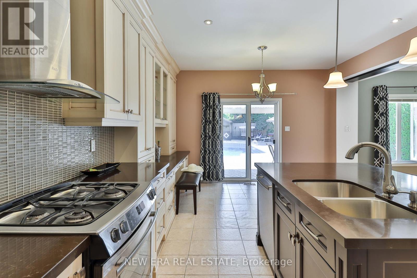 693 Gypsy Fly Crescent, Mississauga, Ontario  L5W 1H5 - Photo 15 - W12412332