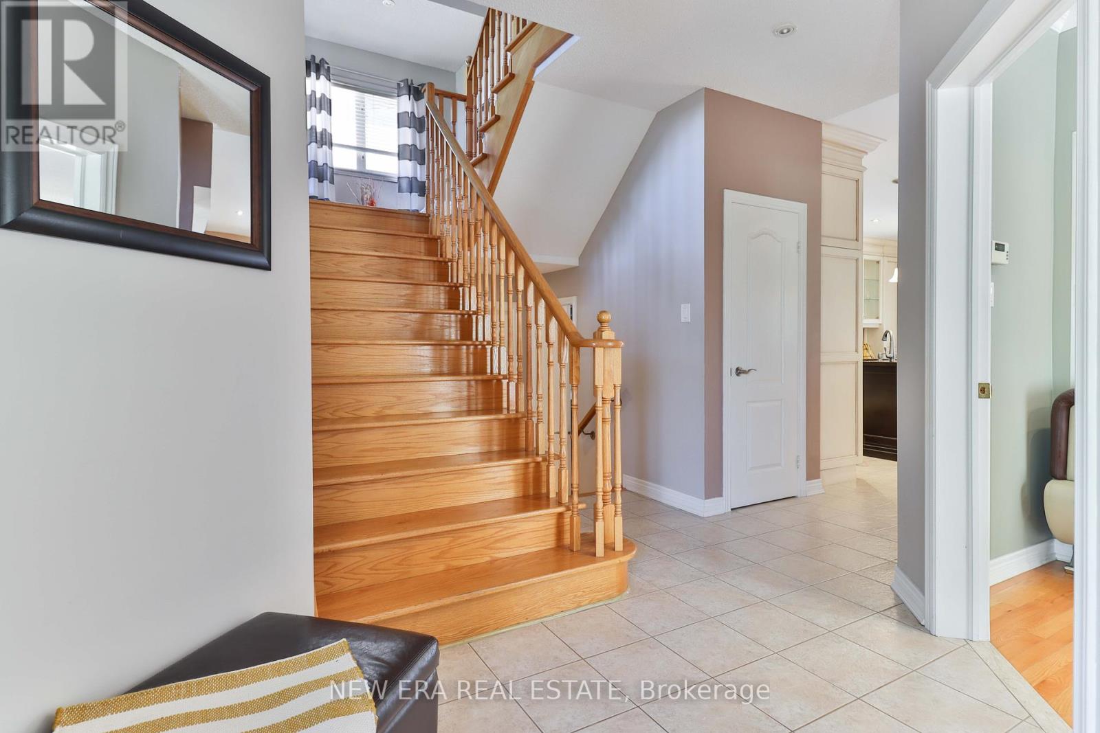 693 Gypsy Fly Crescent, Mississauga, Ontario  L5W 1H5 - Photo 2 - W12412332