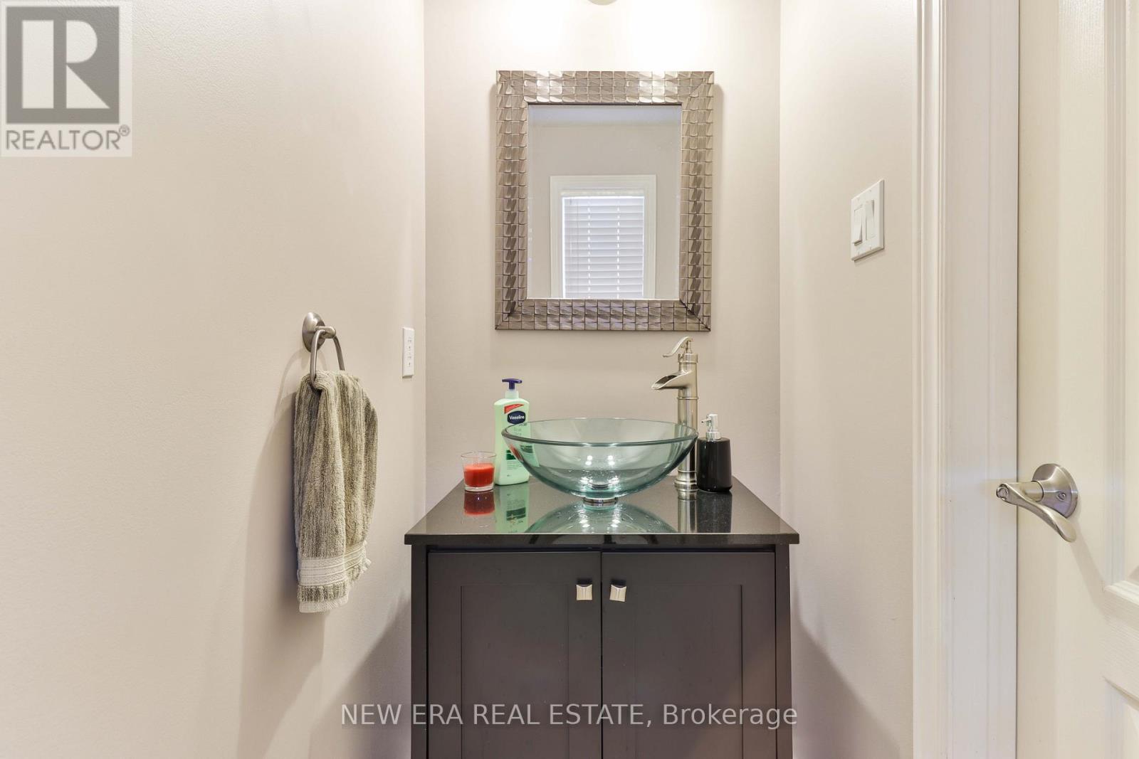 693 Gypsy Fly Crescent, Mississauga, Ontario  L5W 1H5 - Photo 4 - W12412332