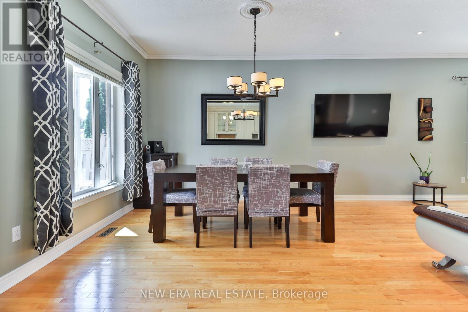 693 Gypsy Fly Crescent, Mississauga, Ontario  L5W 1H5 - Photo 8 - W12412332