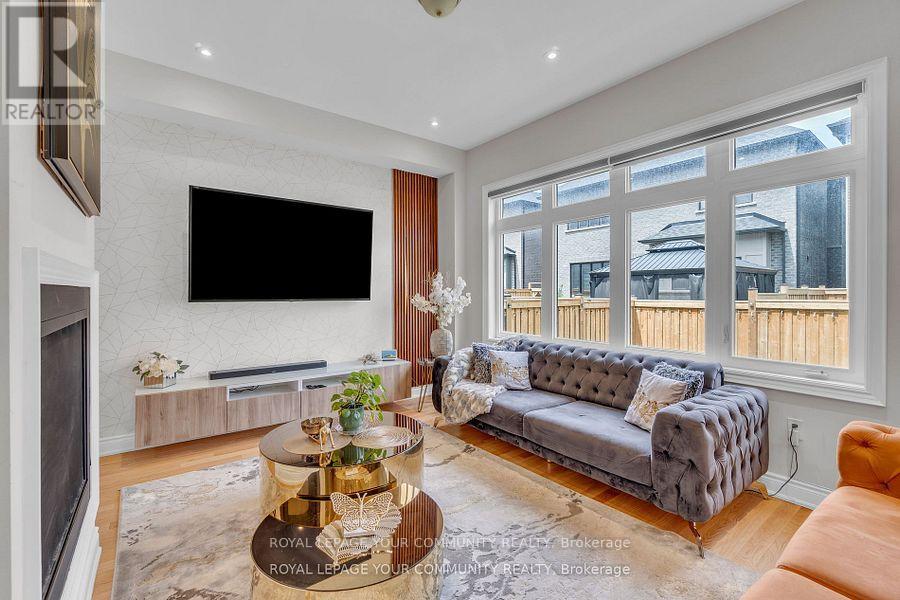 41 Marvin Avenue, Oakville, Ontario  L6H 0Z6 - Photo 8 - W12412353