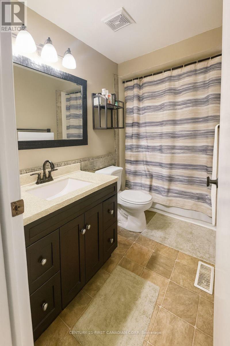 46 Comox Court, London South, Ontario  N6K 3K9 - Photo 10 - X12412470