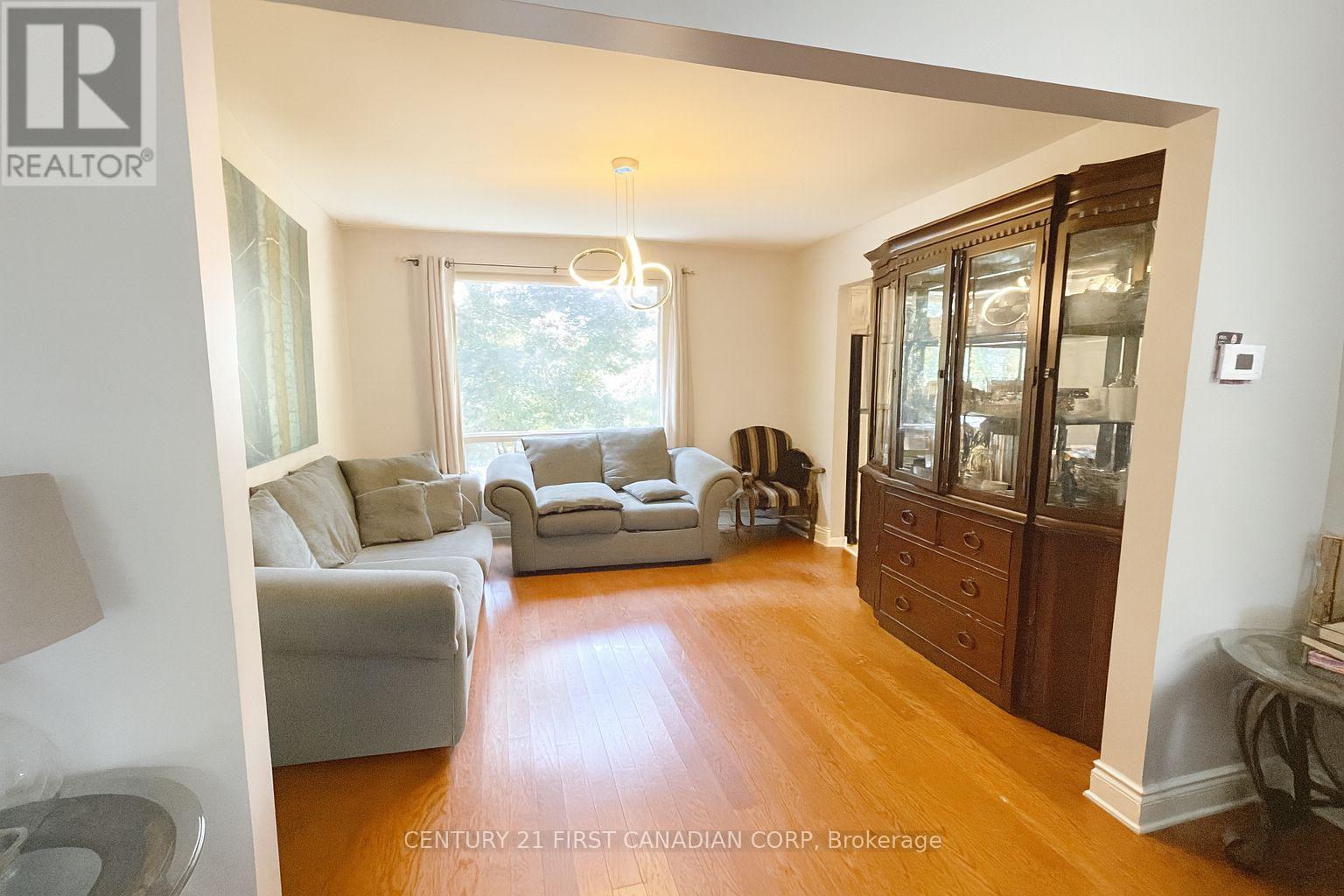 46 Comox Court, London South, Ontario  N6K 3K9 - Photo 3 - X12412470