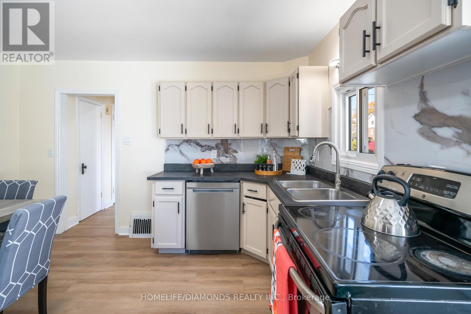 5782 Byng Avenue, Niagara Falls, Ontario  L2G 5E2 - Photo 12 - X12412189