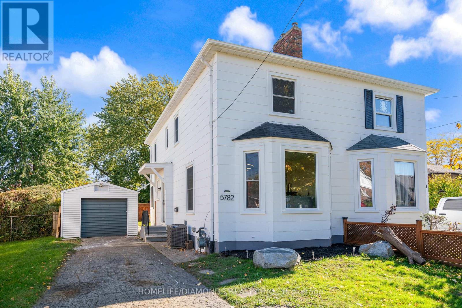 5782 Byng Avenue, Niagara Falls, Ontario  L2G 5E2 - Photo 3 - X12412189