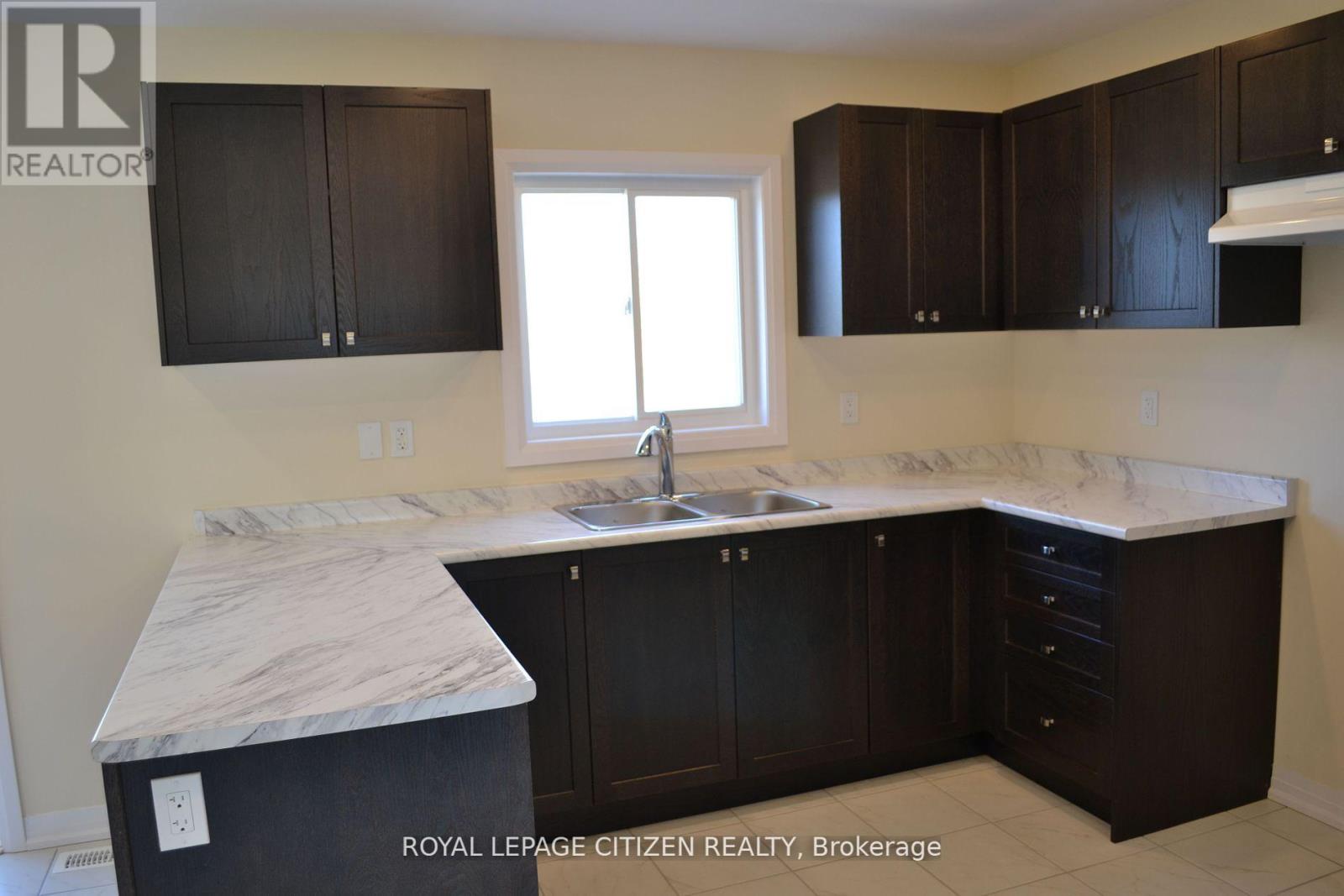41 Carew Boulevard, Kawartha Lakes, Ontario  K9V 0P7 - Photo 10 - X12412303