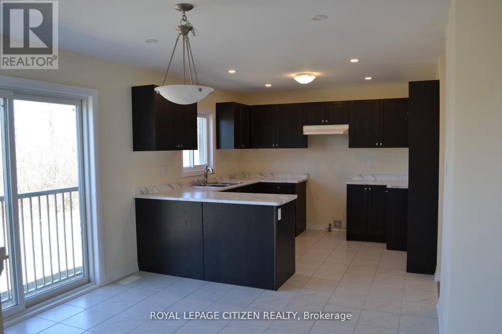 41 Carew Boulevard, Kawartha Lakes, Ontario  K9V 0P7 - Photo 7 - X12412303