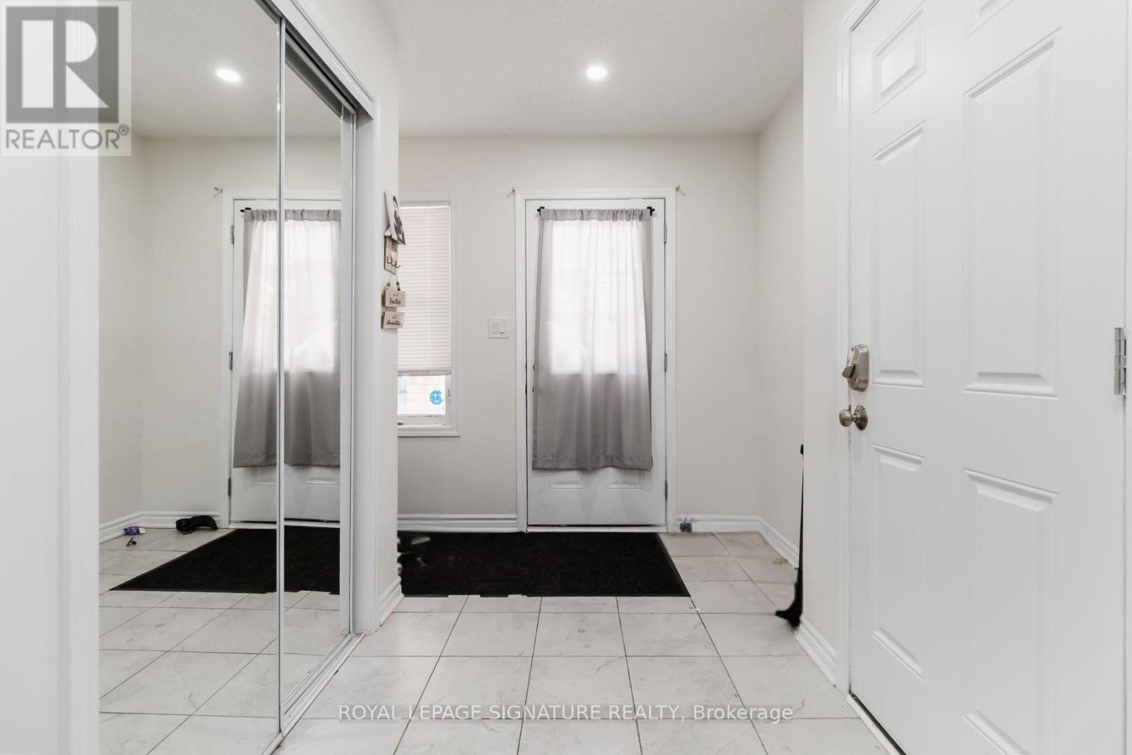 56 Frost Court, Milton, Ontario  L9E 1G2 - Photo 4 - W12412381