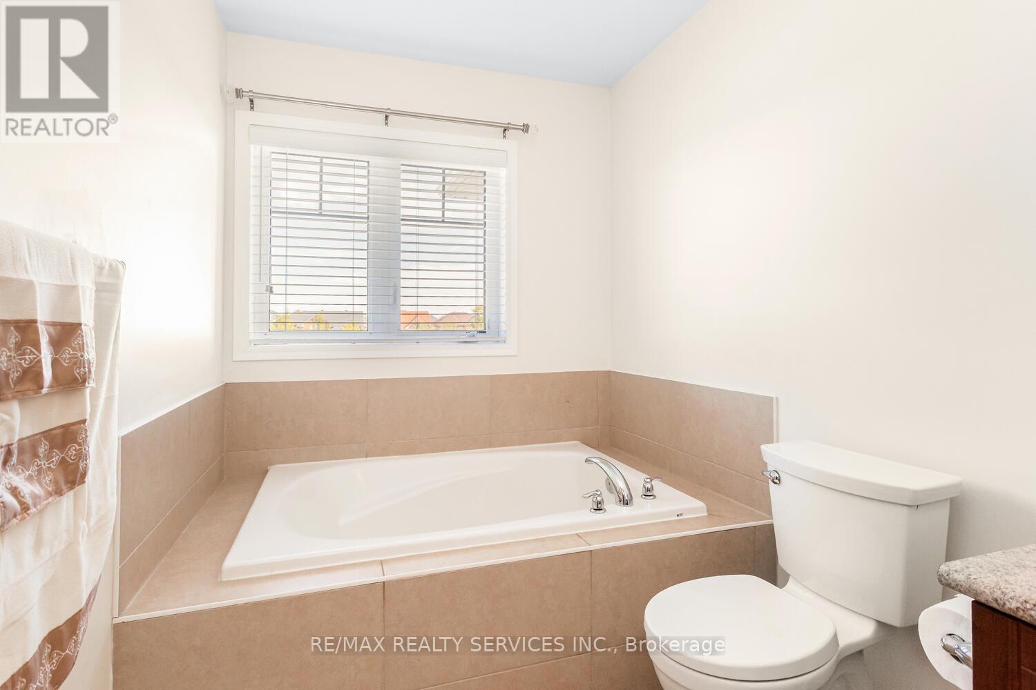 100 Golden Springs Drive, Brampton, Ontario  L7A 4N6 - Photo 19 - W12412404
