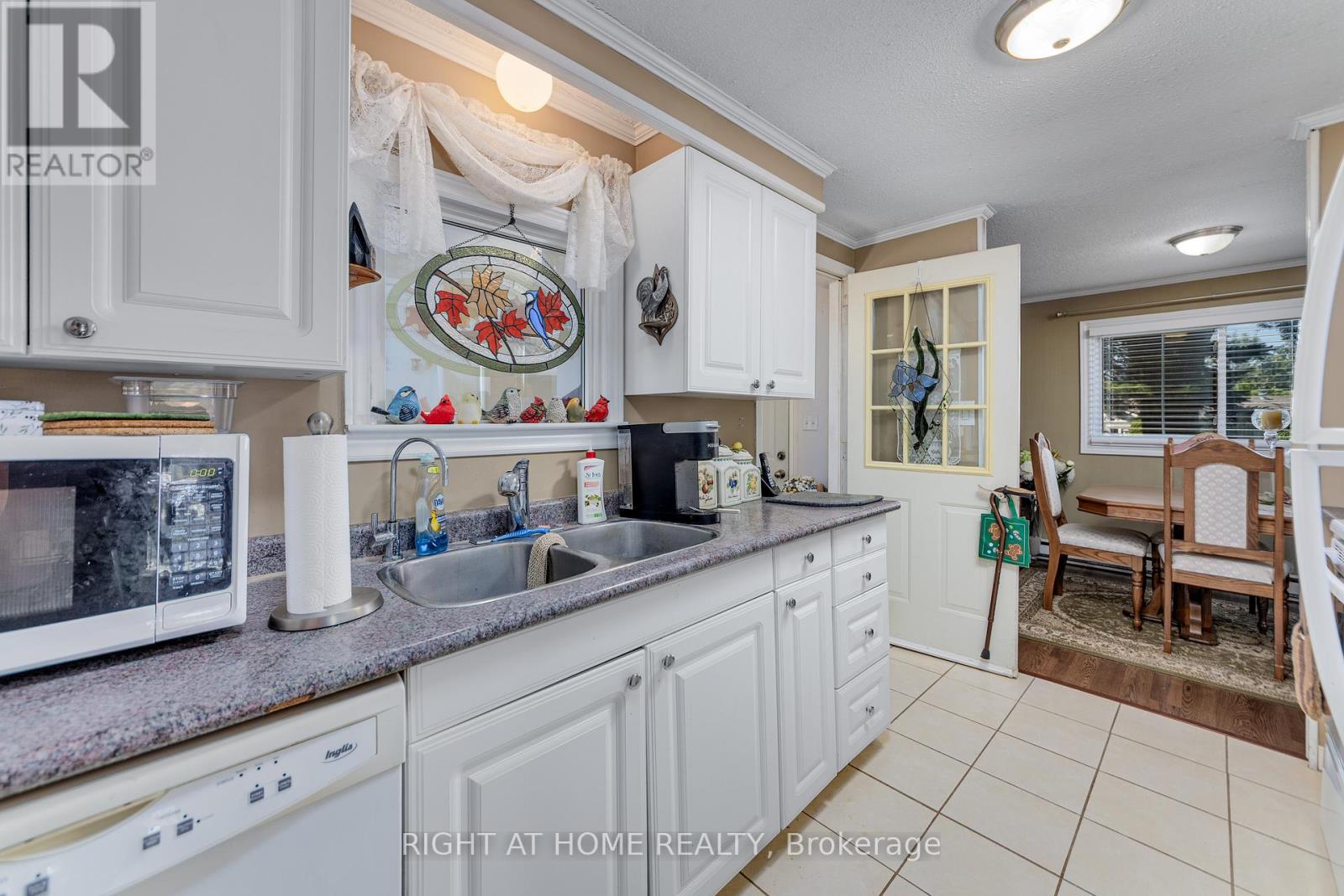 17 Weeping Willow Drive, Innisfil, Ontario  L9S 1R6 - Photo 10 - N12362606
