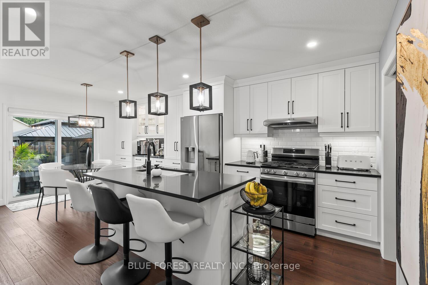28 Weir Crescent, St. Thomas, Ontario  N5R 0L7 - Photo 4 - X12412664