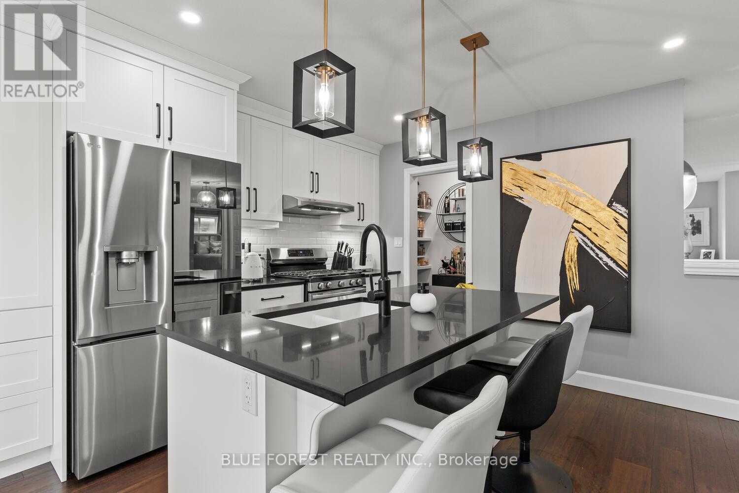 28 Weir Crescent, St. Thomas, Ontario  N5R 0L7 - Photo 6 - X12412664