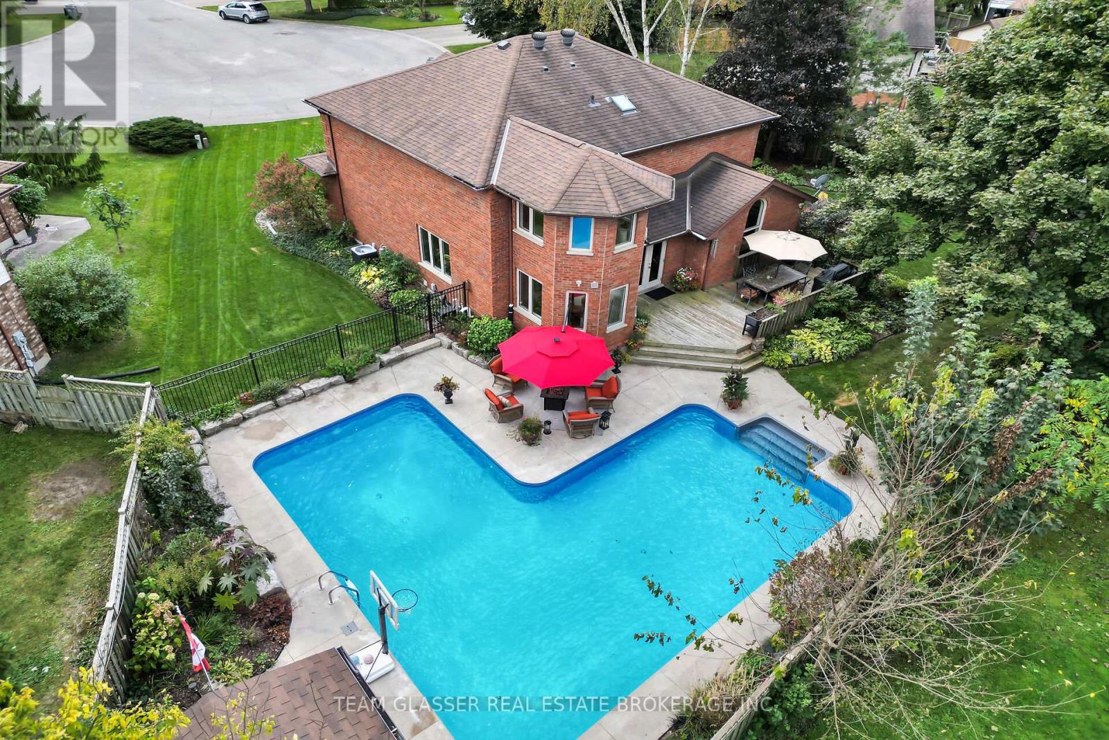 33 Hillcrest Court, Middlesex Centre, Ontario  N0L 1E0 - Photo 2 - X12412665