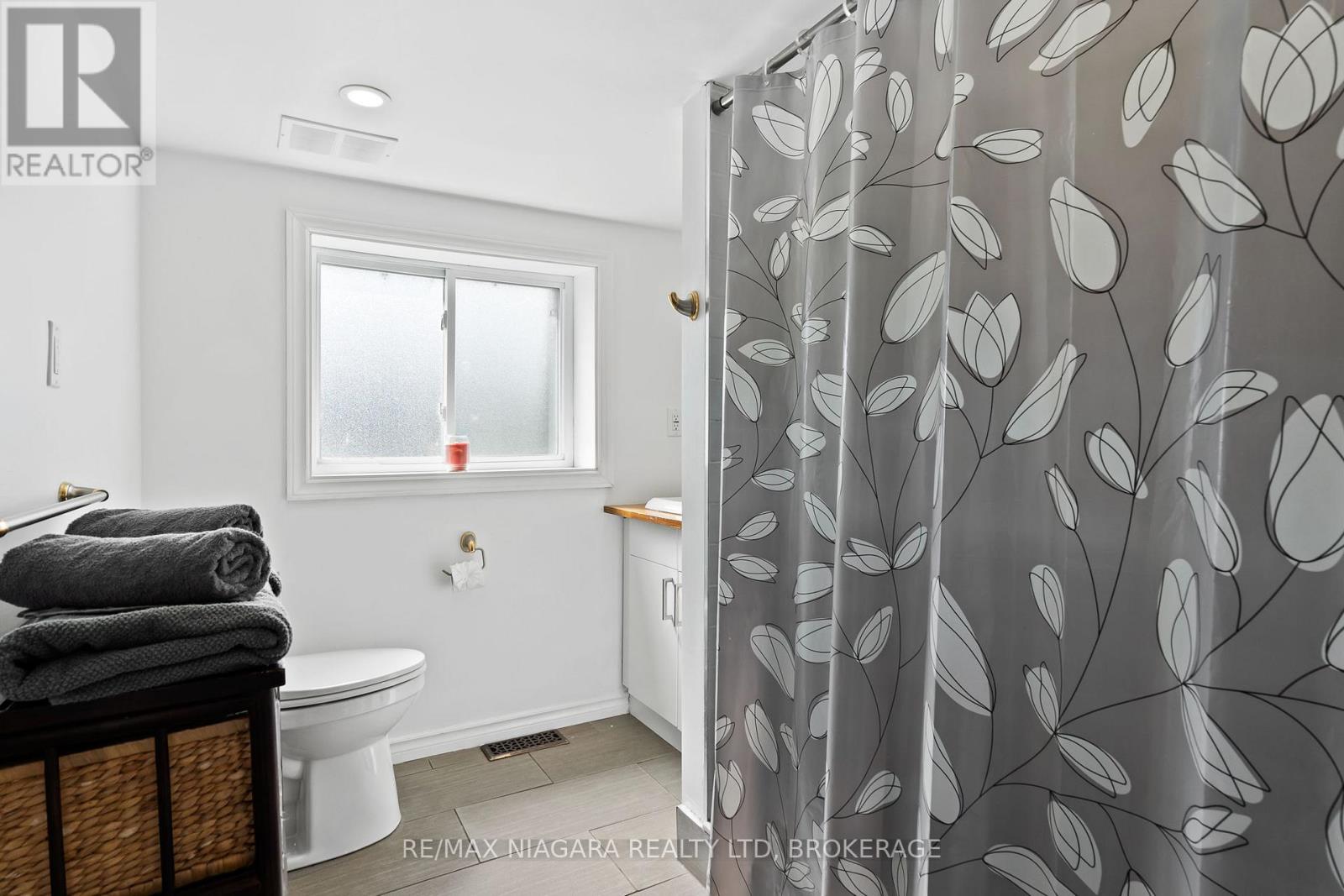 105 Lighthouse Drive, Haldimand (Dunnville), Ontario  N1A 2W6 - Photo 21 - X12412676