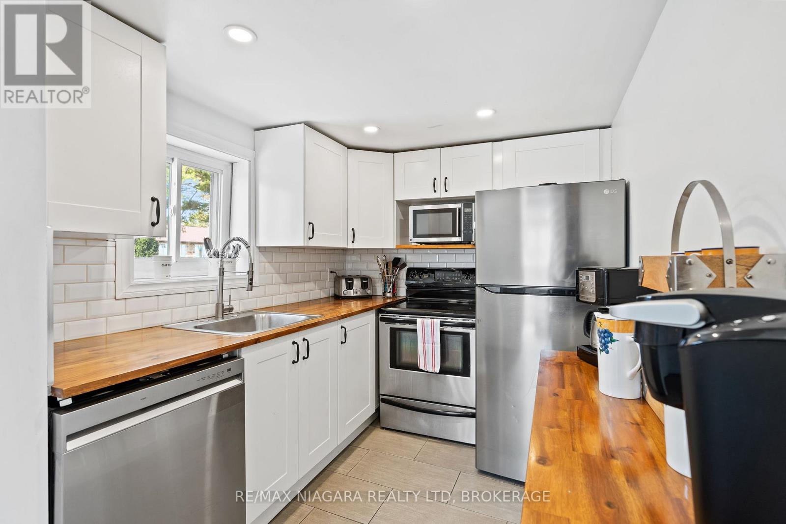 105 Lighthouse Drive, Haldimand (Dunnville), Ontario  N1A 2W6 - Photo 6 - X12412676